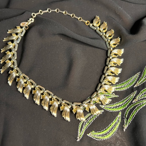 LISNER VTG Beautiful Gold Tone Metal statement Choker. - Picture 7 of 7